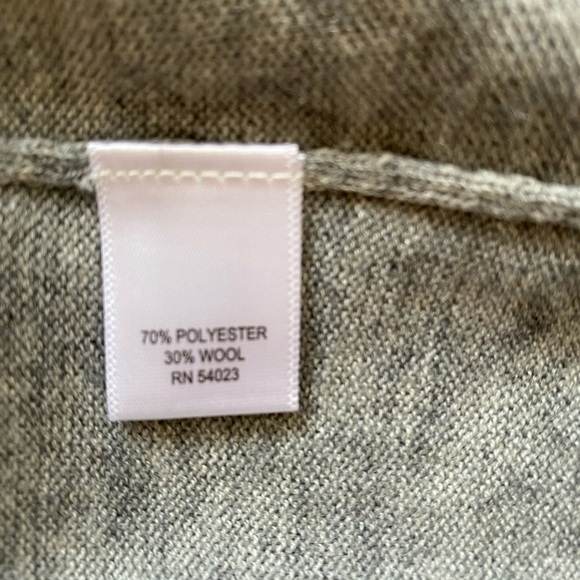 Banana Republic light gray short sleeve sweater. Sequins pocket detail. - Picture 4 of 4